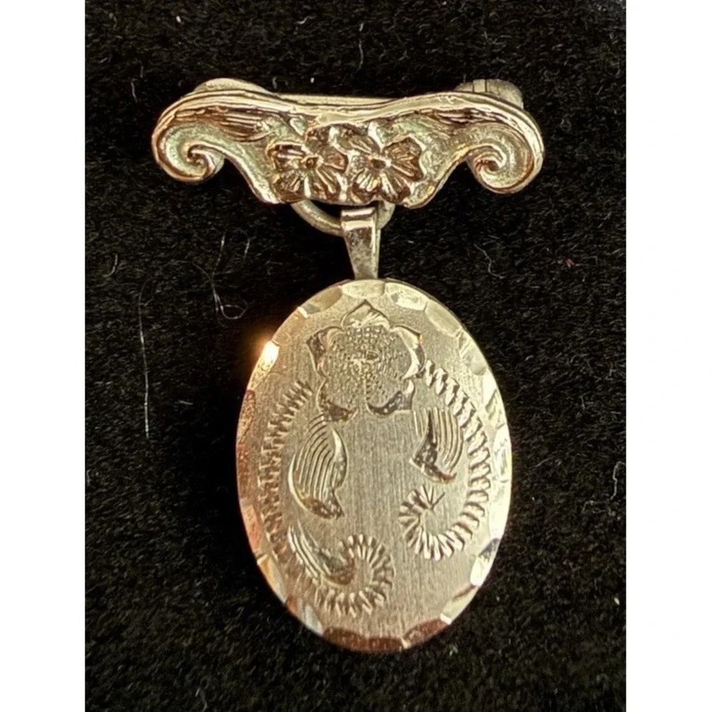 Vintage Princess Pride Sterling Silver Etched Heart Locket On Pin Brooch Hangs - Picture 8 of 8